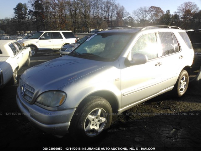 4JGAB54E11A249822 - 2001 MERCEDES-BENZ ML 320 SILVER photo 2