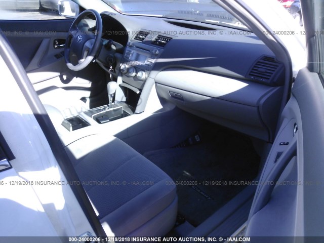 4T4BF3EK9BR098476 - 2011 TOYOTA CAMRY SE/LE/XLE 白色 照片 5