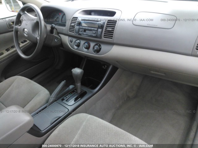 4T1BE32K62U006533 - 2002 TOYOTA CAMRY LE/XLE/SE WHITE photo 5