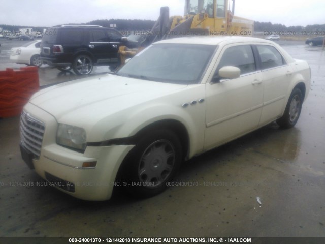 2C3JA53G25H691840 - 2005 CHRYSLER 300 TOURING WHITE photo 2