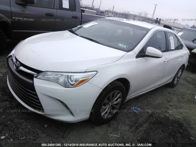 4T1BF1FK4GU171113 - 2016 TOYOTA CAMRY LE/XLE/SE/XSE WHITE photo 2