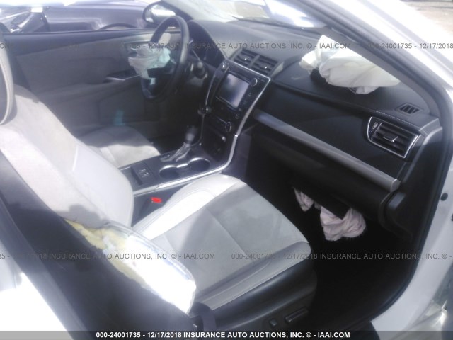 4T1BF1FK1FU966327 - 2015 TOYOTA CAMRY LE/XLE/SE/XSE WHITE photo 5