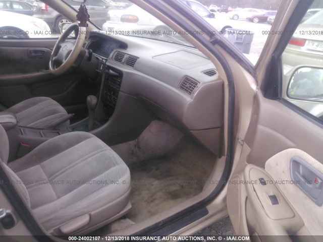 4T1BG22K4WU860737 - 1998 TOYOTA CAMRY CE/LE/XLE TAN photo 5