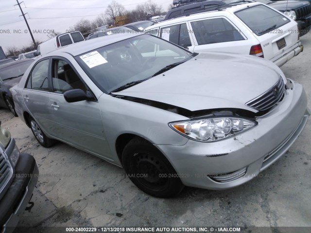 4T1BE32K75U065126 - 2005 TOYOTA CAMRY LE/XLE/SE SILVER photo 1