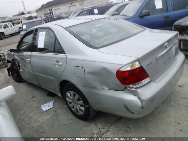 4T1BE32K75U065126 - 2005 TOYOTA CAMRY LE/XLE/SE SILVER photo 3