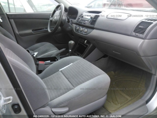 4T1BE32K75U065126 - 2005 TOYOTA CAMRY LE/XLE/SE SILVER photo 5