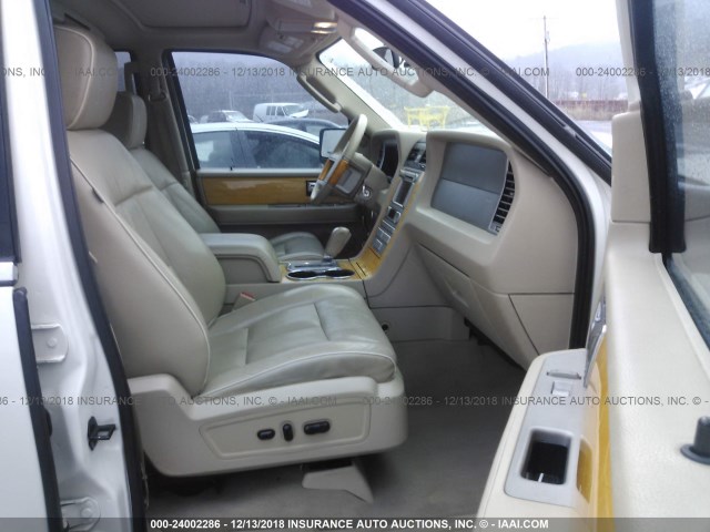 5LMFU28517LJ03472 - 2007 LINCOLN NAVIGATOR WHITE photo 5