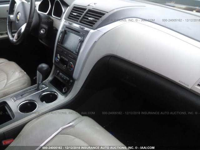 1GNLRHEDXAJ227938 - 2010 CHEVROLET TRAVERSE LTZ BLACK photo 5