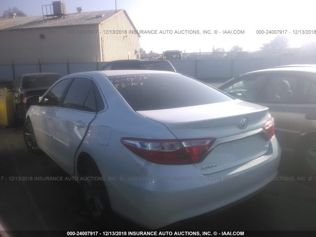 4T1BF1FK6GU265378 - 2016 TOYOTA CAMRY LE/XLE/SE/XSE WHITE photo 3