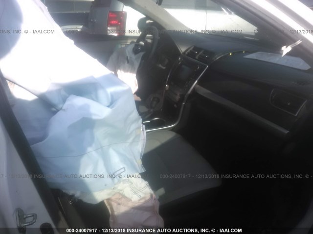 4T1BF1FK6GU265378 - 2016 TOYOTA CAMRY LE/XLE/SE/XSE WHITE photo 5