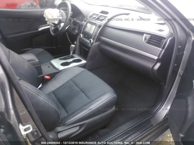 4T1BF1FK3EU379657 - 2014 TOYOTA CAMRY L/SE/LE/XLE 银色 照片 5