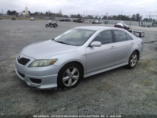 4T1BF3EK4AU507170 - 2010 TOYOTA CAMRY SE/LE/XLE SILVER photo 2