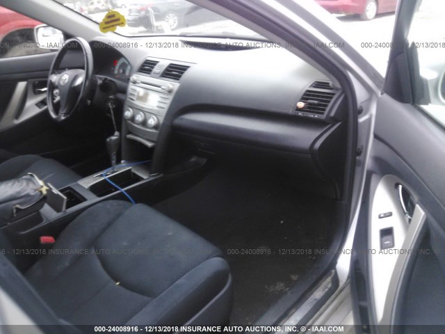 4T1BF3EK4AU507170 - 2010 TOYOTA CAMRY SE/LE/XLE SILVER photo 5