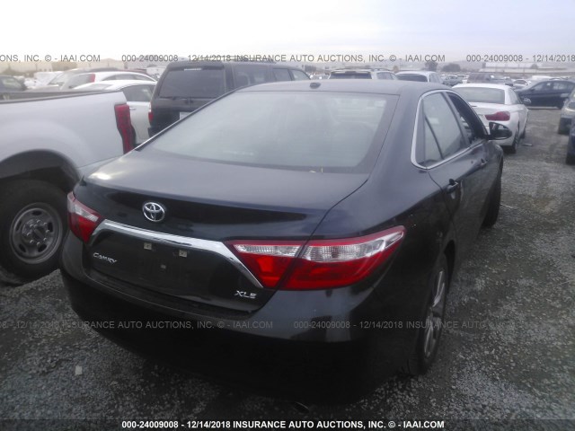 4T1BF1FK7HU323418 - 2017 TOYOTA CAMRY LE/XLE/SE/XSE BLACK photo 4