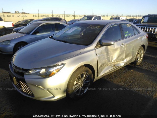 4T1BF1FK4GU187442 - 2016 TOYOTA CAMRY LE/XLE/SE/XSE SILVER photo 2