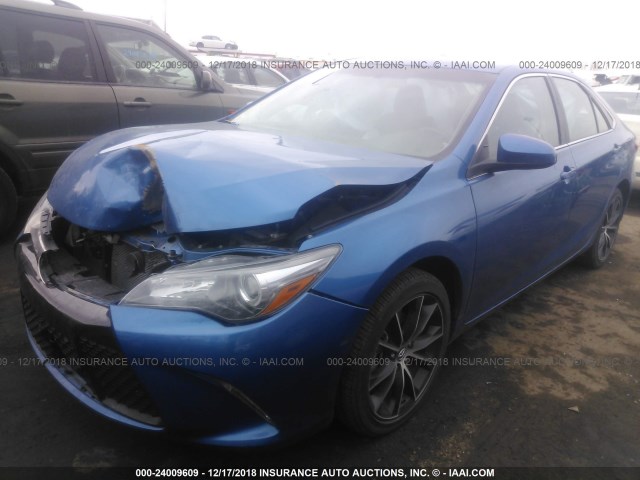 4T1BF1FK3HU774815 - 2017 TOYOTA CAMRY LE/XLE/SE/XSE BLUE photo 2