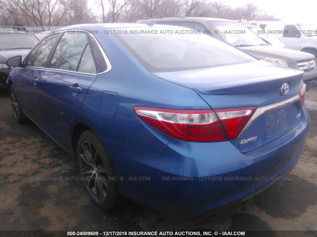 4T1BF1FK3HU774815 - 2017 TOYOTA CAMRY LE/XLE/SE/XSE BLUE photo 3