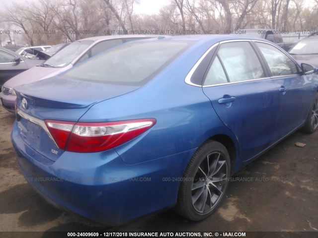 4T1BF1FK3HU774815 - 2017 TOYOTA CAMRY LE/XLE/SE/XSE BLUE photo 4