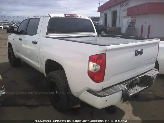 5TFEW5F18GX195493 - 2016 TOYOTA TUNDRA CREWMAX SR5 WHITE photo 3