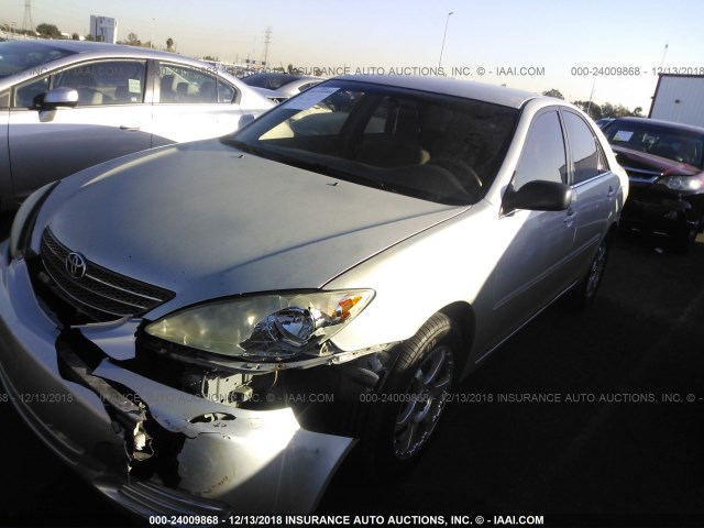 4T1BE32K13U732611 - 2003 TOYOTA CAMRY LE/XLE/SE SILVER photo 2