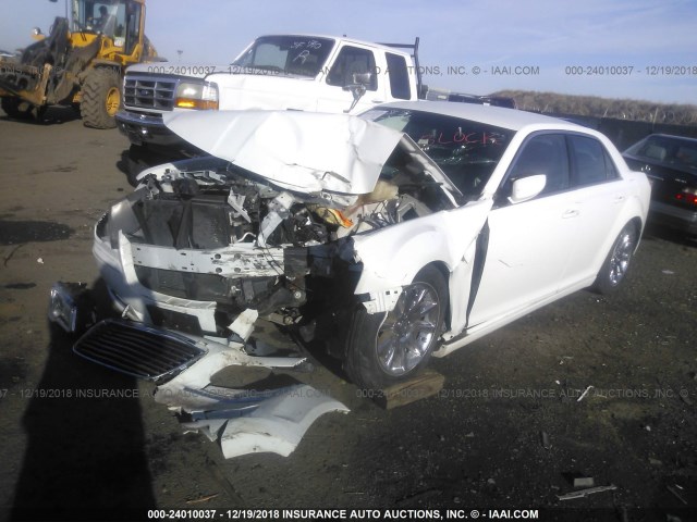 2C3CCAAGXDH588713 - 2013 CHRYSLER 300 WHITE photo 2