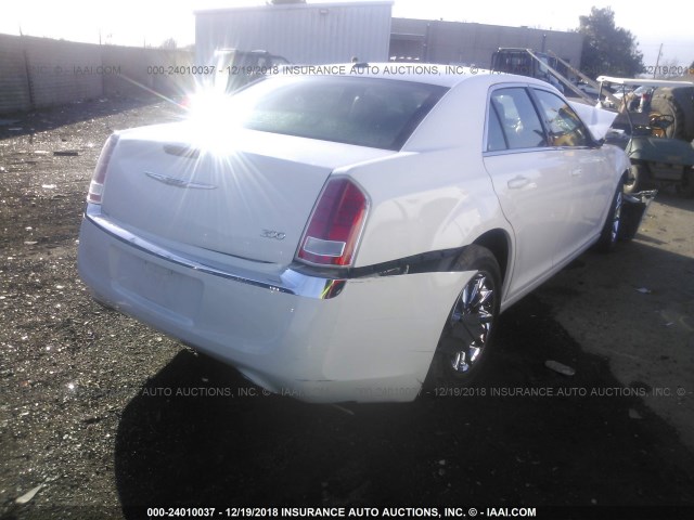 2C3CCAAGXDH588713 - 2013 CHRYSLER 300 WHITE photo 4