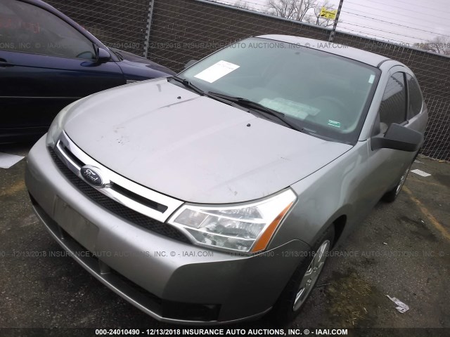 1FAHP32N78W279261 - 2008 FORD FOCUS S/SE GRAY photo 2