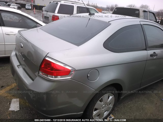 1FAHP32N78W279261 - 2008 FORD FOCUS S/SE GRAY photo 4