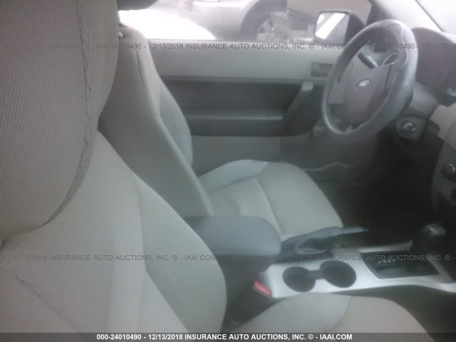 1FAHP32N78W279261 - 2008 FORD FOCUS S/SE GRAY photo 5