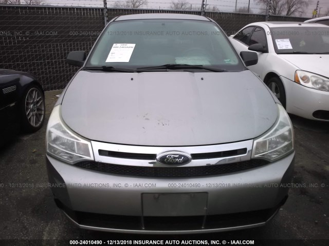 1FAHP32N78W279261 - 2008 FORD FOCUS S/SE GRAY photo 6