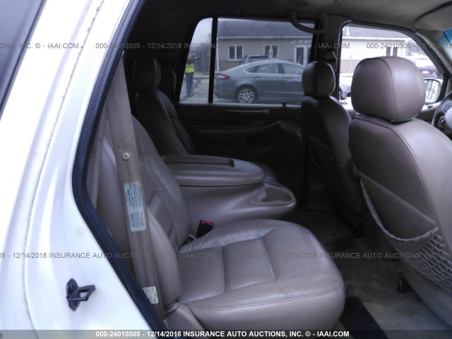5LMPU28L3WLJ52299 - 1998 LINCOLN NAVIGATOR 白色 照片 8