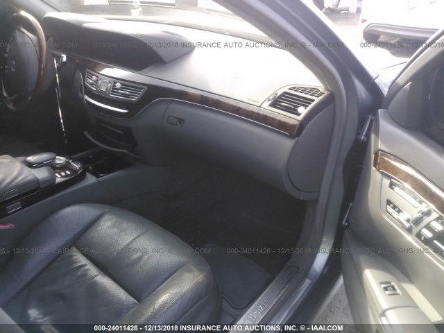 WDDNG71X18A232995 - 2008 MERCEDES-BENZ S 550 GRAY photo 5