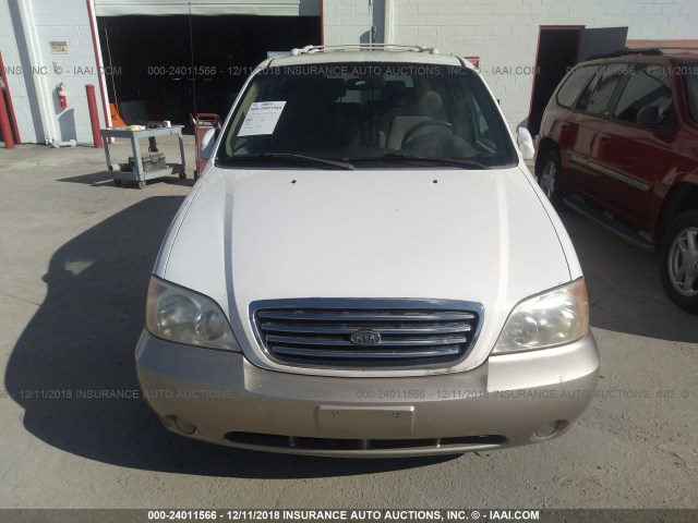 KNDUP131336382355 - 2003 KIA SEDONA EX/LX WHITE photo 6