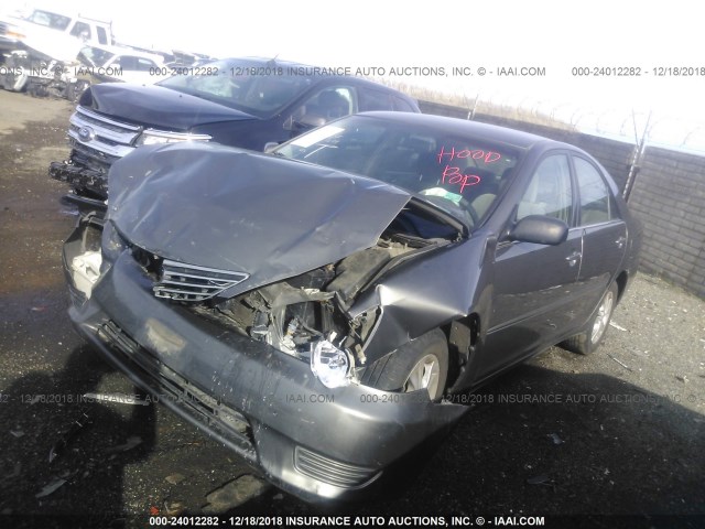 4T1BF30K85U598599 - 2005 TOYOTA CAMRY LE/XLE/SE GRAY photo 2