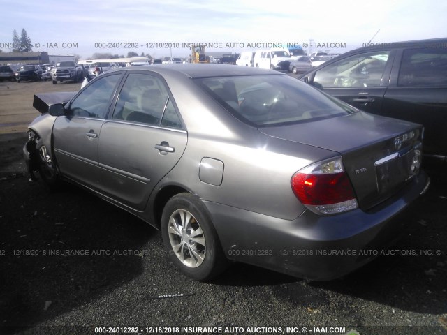 4T1BF30K85U598599 - 2005 TOYOTA CAMRY LE/XLE/SE GRAY photo 3