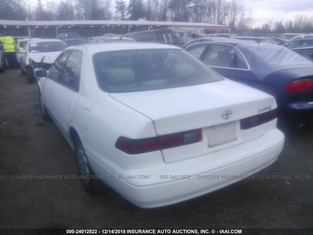 JT2BG22KXW0210640 - 1998 TOYOTA CAMRY CE/LE/XLE WHITE photo 3