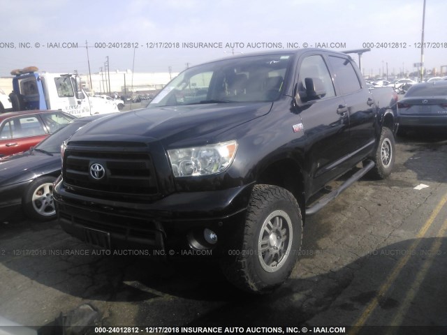 5TFDY5F11DX295663 - 2013 TOYOTA TUNDRA CREWMAX SR5 BLACK photo 2