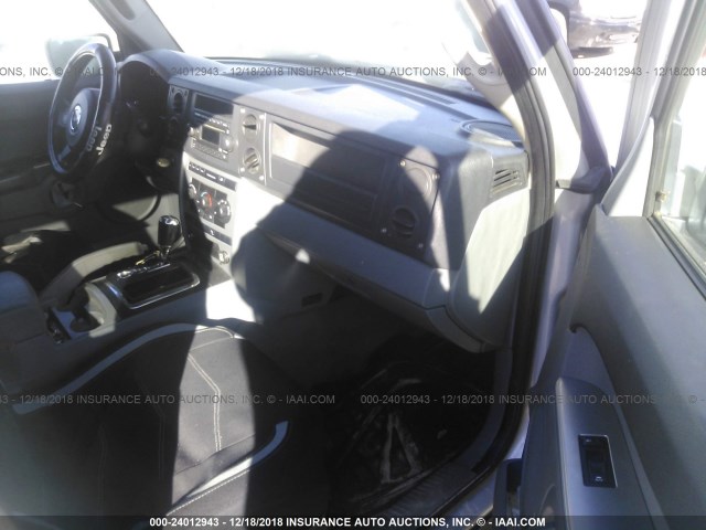1J8HG48K66C188454 - 2006 JEEP COMMANDER SILVER photo 5