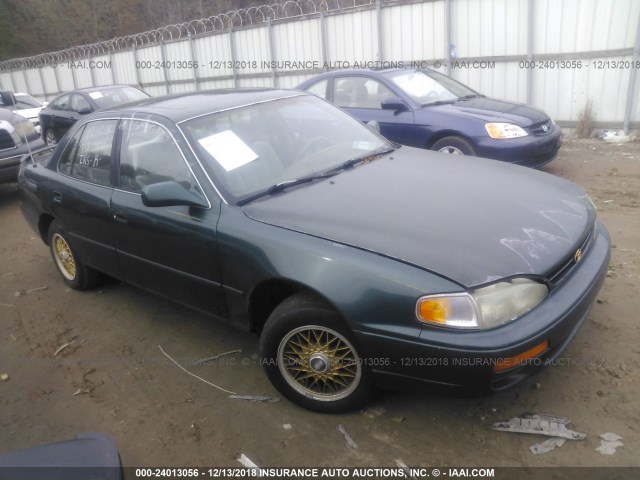 4T1BG12KXTU717684 - 1996 TOYOTA CAMRY DX/LE/XLE GREEN photo 1