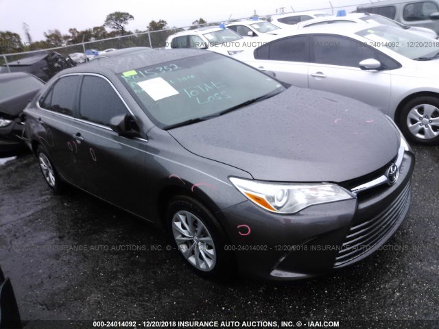 4T1BF1FK5FU027262 - 2015 TOYOTA CAMRY LE/XLE/SE/XSE 灰色 照片 1