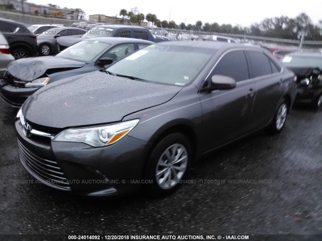 4T1BF1FK5FU027262 - 2015 TOYOTA CAMRY LE/XLE/SE/XSE 灰色 照片 2