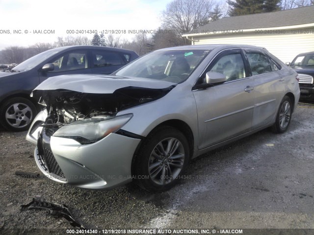 4T1BF1FK7HU268145 - 2017 TOYOTA CAMRY LE/XLE/SE/XSE SILVER photo 2