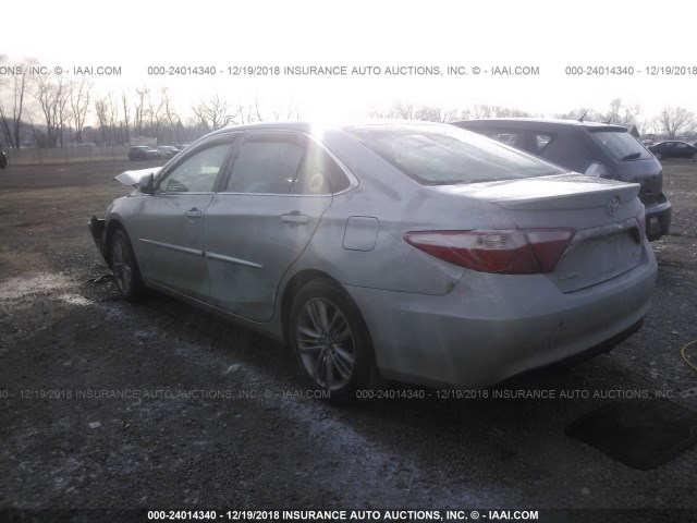 4T1BF1FK7HU268145 - 2017 TOYOTA CAMRY LE/XLE/SE/XSE SILVER photo 3