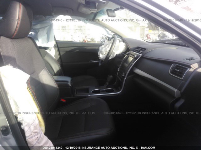 4T1BF1FK7HU268145 - 2017 TOYOTA CAMRY LE/XLE/SE/XSE SILVER photo 5