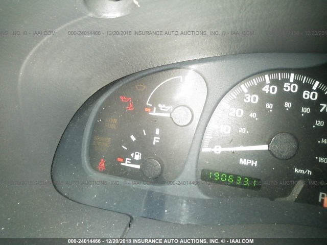 5LMFU28A5YLJ23464 - 2000 LINCOLN NAVIGATOR 银色 照片 7