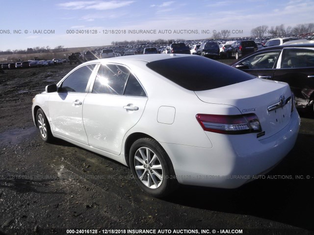 4T4BF3EK2BR154709 - 2011 TOYOTA CAMRY SE/LE/XLE 白色 照片 3