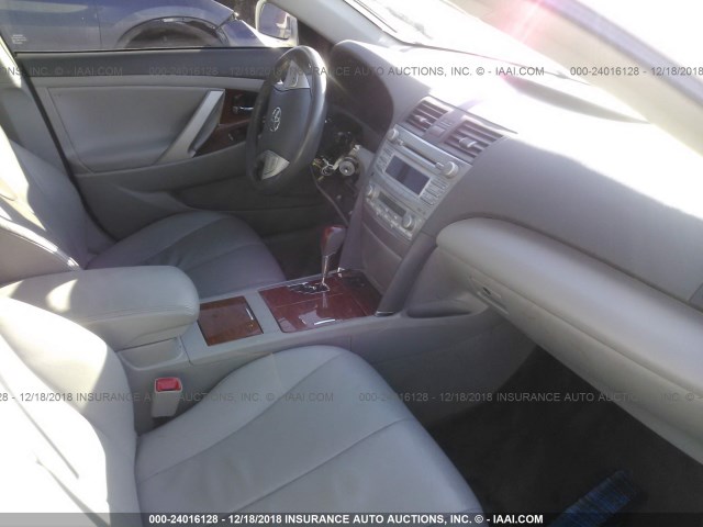 4T4BF3EK2BR154709 - 2011 TOYOTA CAMRY SE/LE/XLE 白色 照片 5