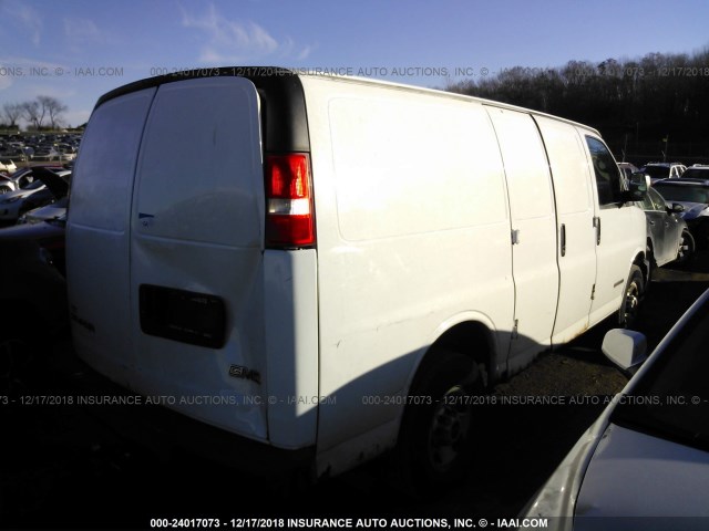 1GTGG25V451252829 - 2005 GMC SAVANA G2500 WHITE photo 4