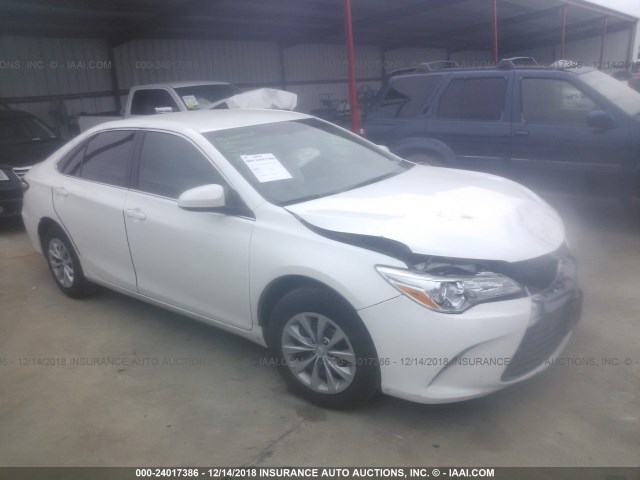 4T1BF1FK9HU726431 - 2017 TOYOTA CAMRY LE/XLE/SE/XSE თეთრი ფოტო 1