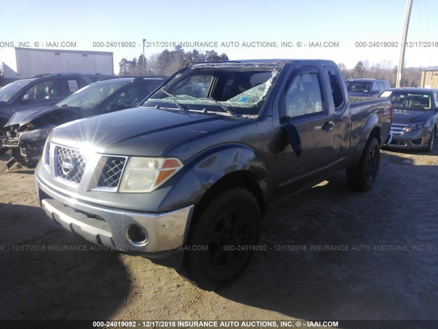 1N6AD06W05C417867 - 2005 NISSAN FRONTIER KING CAB LE/SE/OFF ROAD GRAY photo 2